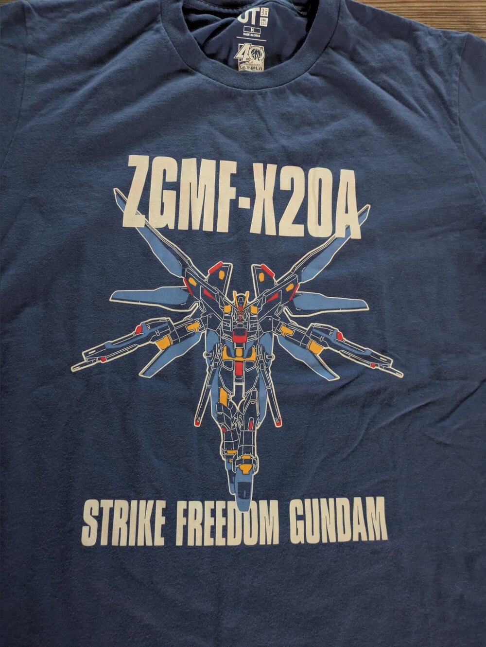 Uniqlo x Gundam T-Shirt ZGMF-X20A Stirke Freedom Gundam 40th Anniversary Gunpla - Picture 2 of 5